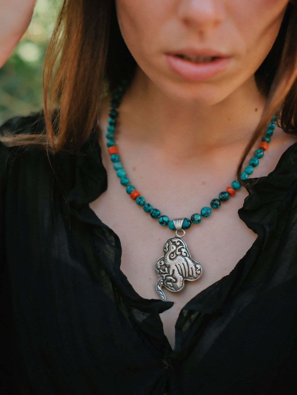 Collar con turquesas, coral y colgante tibetano hecho a mano con plata, coral y turquesas, representando una serpiente, animal que simboliza la renovacion, transformacion y sabiduria. La parte posterior tiene un exquisito trabajo artesanal, y puede ser usado por ambos lados. El cierre es de plata de ley. Longitud 51 cm Peso 56 g One of a kind by Lula Máiz