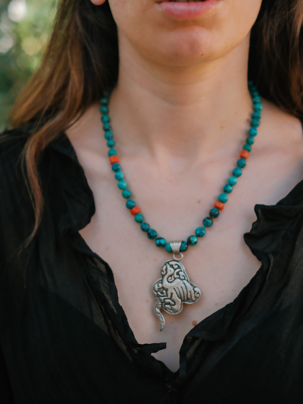 Collar con turquesas, coral y colgante tibetano hecho a mano con plata, coral y turquesas, representando una serpiente, animal que simboliza la renovacion, transformacion y sabiduria. La parte posterior tiene un exquisito trabajo artesanal, y puede ser usado por ambos lados. El cierre es de plata de ley. Longitud 51 cm Peso 56 g One of a kind by Lula Máiz