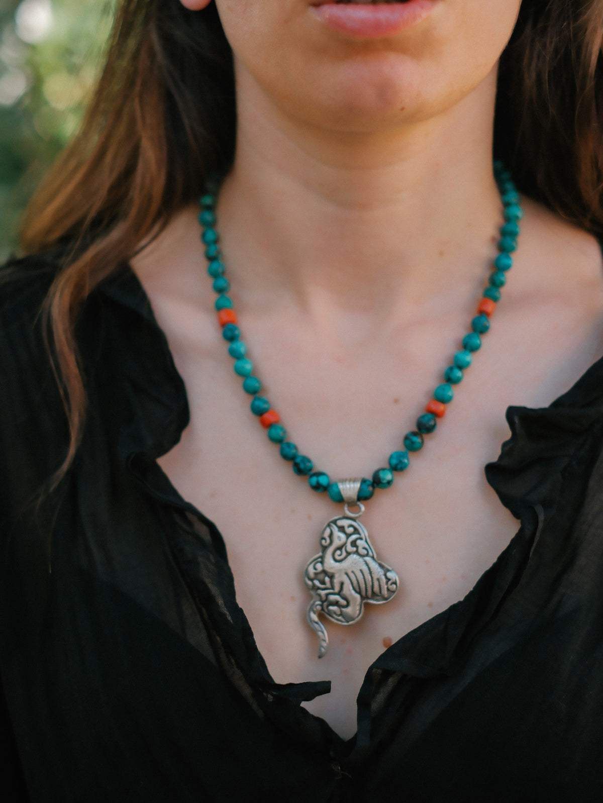 Collar con turquesas, coral y colgante tibetano hecho a mano con plata, coral y turquesas, representando una serpiente, animal que simboliza la renovacion, transformacion y sabiduria. La parte posterior tiene un exquisito trabajo artesanal, y puede ser usado por ambos lados. El cierre es de plata de ley. Longitud 51 cm Peso 56 g One of a kind by Lula Máiz