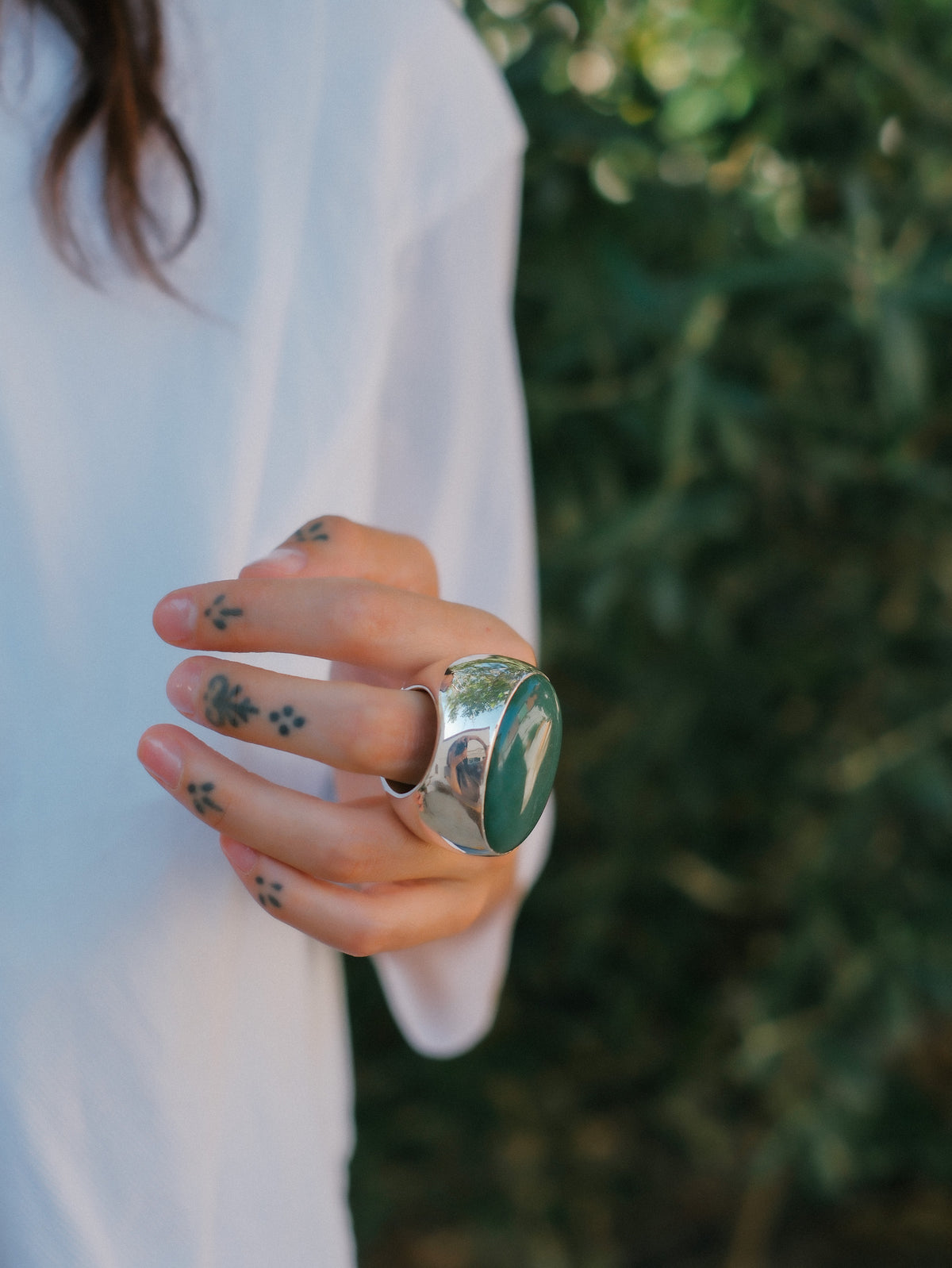 Anillo artesanal hecho a mano con plata de ley y gran cabujón de aventurina. Tamaño 23 Peso 55 g Medidas aventurina 40 mm x 30 mm XXL ring hand made with silver and big aventurine cabochon. Lula Máiz