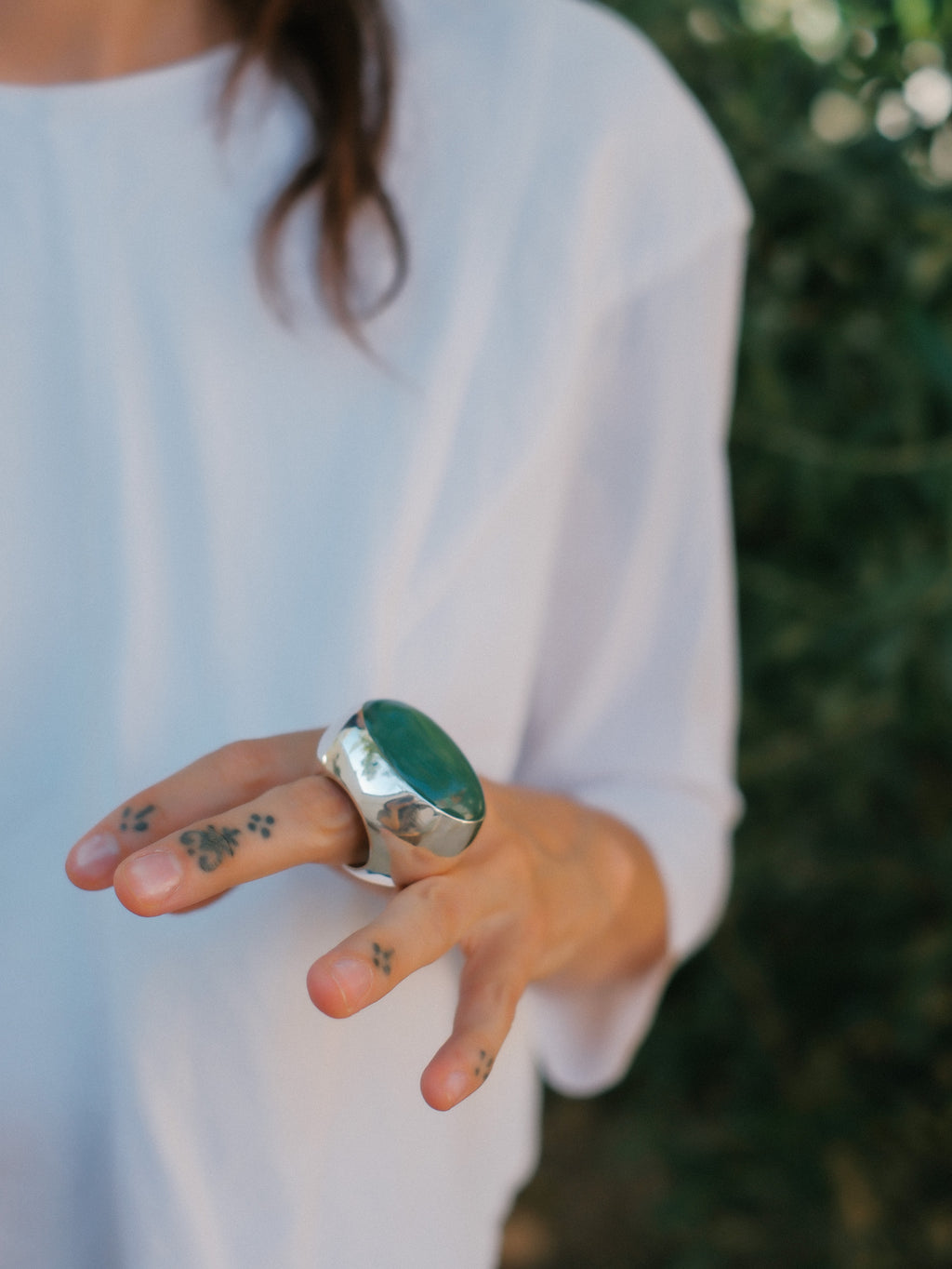 Anillo artesanal hecho a mano con plata de ley y gran cabujón de aventurina. Tamaño 23 Peso 55 g Medidas aventurina 40 mm x 30 mm XXL ring hand made with silver and big aventurine cabochon. Lula Máiz