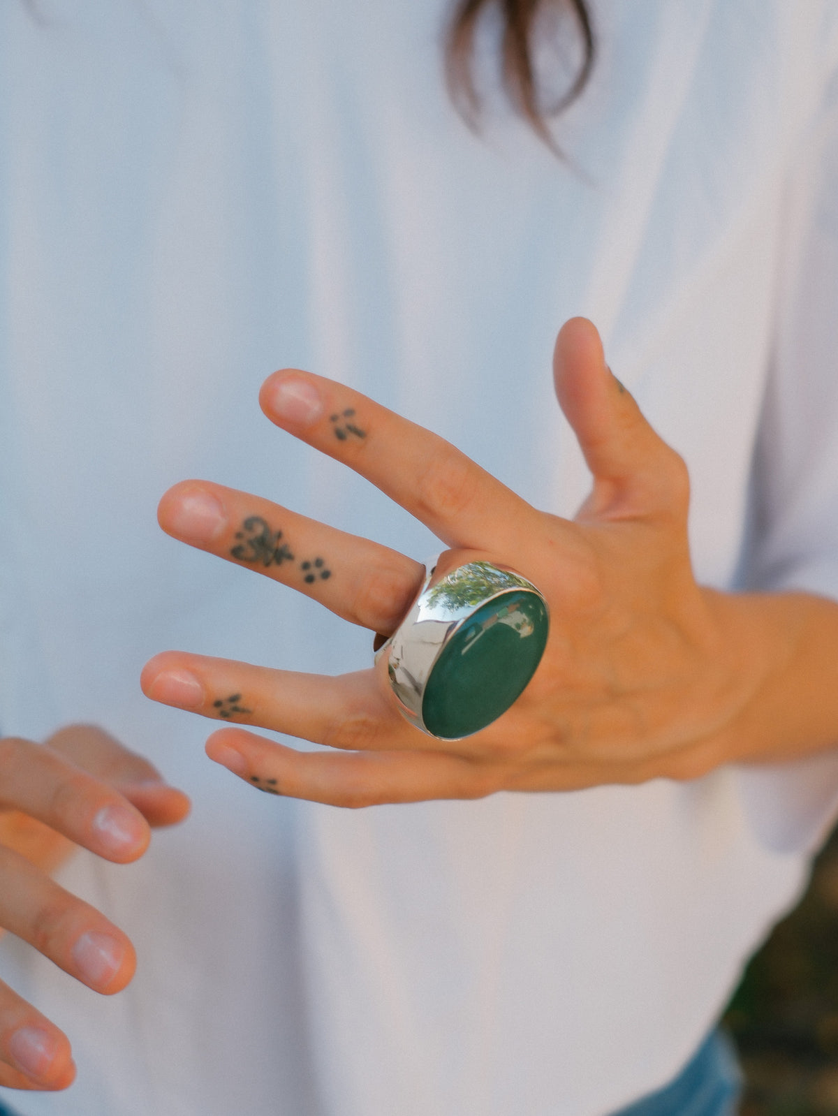 Anillo artesanal hecho a mano con plata de ley y gran cabujón de aventurina. Tamaño 23 Peso 55 g Medidas aventurina 40 mm x 30 mm XXL ring hand made with silver and big aventurine cabochon. Lula Máiz