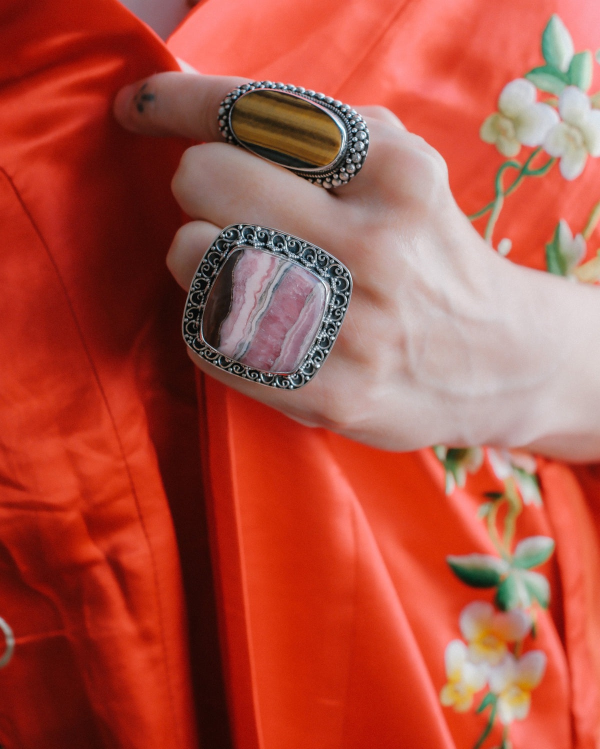 Anillo artesanal hecho a mano con plata de ley y gran cabujón de rodocrosita. Tamaño 20 Medidas 35 cm x 3´5 cm Peso 28 g Chunky silver ring with  rhodochrosite. Lula Máiz