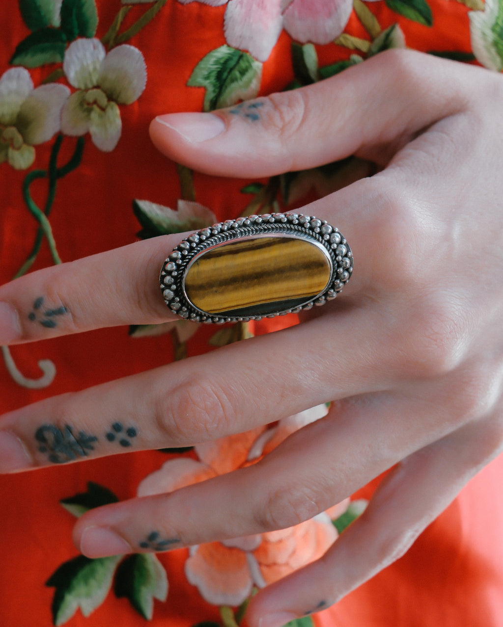 Anillo artesanal hecho a mano con plata de ley y ojo de tigre oval. Tamaño 15 Peso 23 g. Hand made silver ring with tiger eye. Lula Máiz