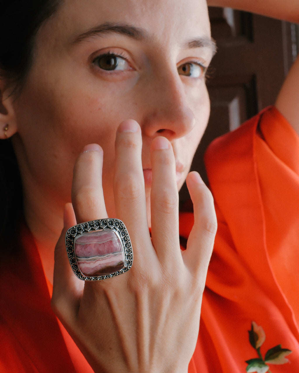 Anillo artesanal hecho a mano con plata de ley y gran cabujón de rodocrosita. Tamaño 20 Medidas 35 cm x 3´5 cm Peso 28 g Chunky silver ring with  rhodochrosite. Lula Máiz