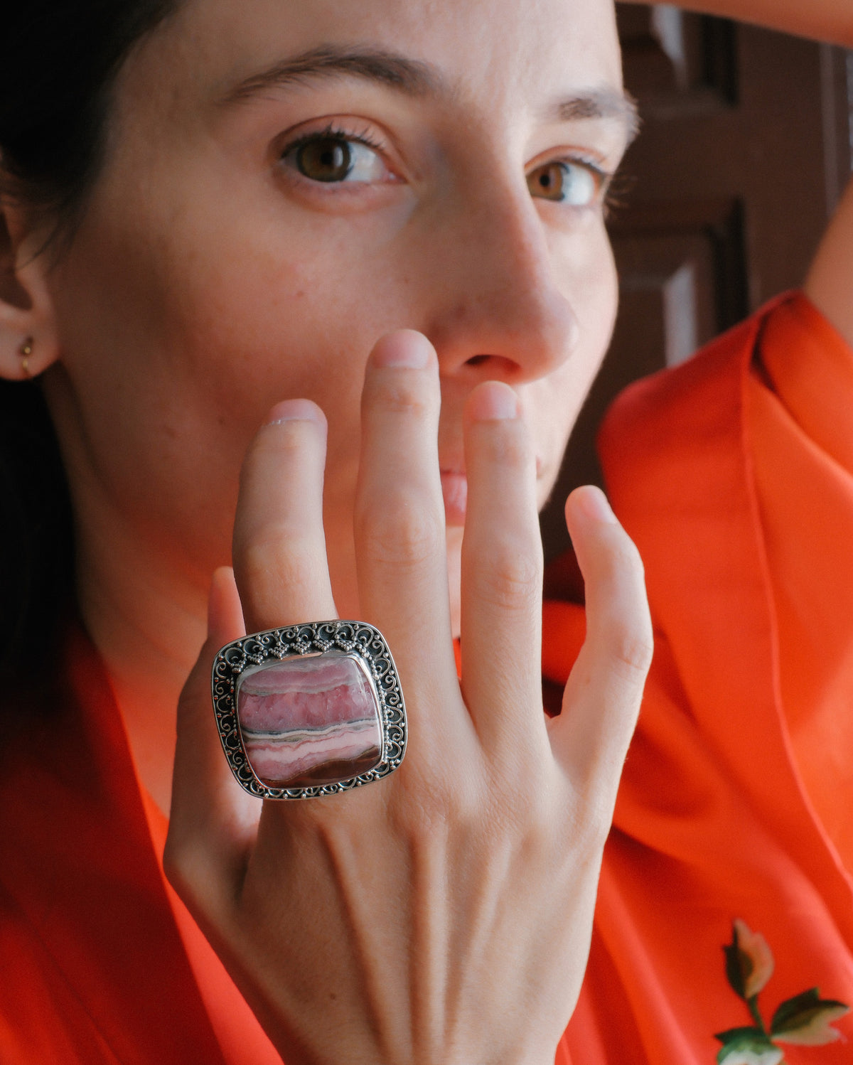 Anillo artesanal hecho a mano con plata de ley y gran cabujón de rodocrosita. Tamaño 20 Medidas 35 cm x 3´5 cm Peso 28 g Chunky silver ring with  rhodochrosite. Lula Máiz