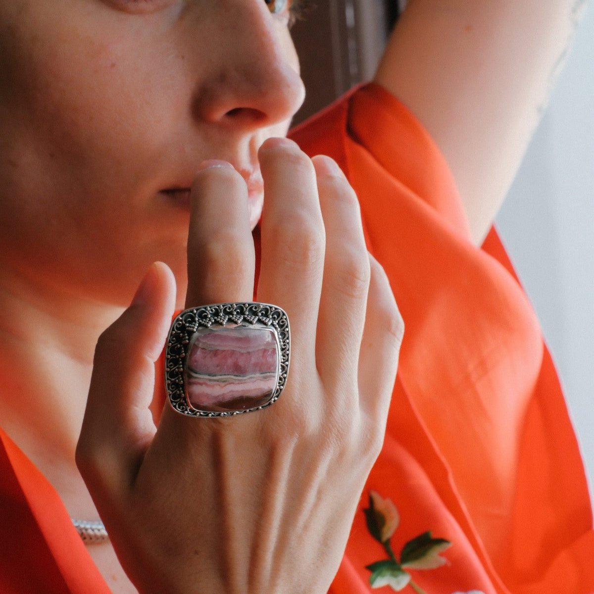 Anillo artesanal hecho a mano con plata de ley y gran cabujón de rodocrosita. Tamaño 20 Medidas 35 cm x 3´5 cm Peso 28 g Chunky silver ring with  rhodochrosite. Lula Máiz