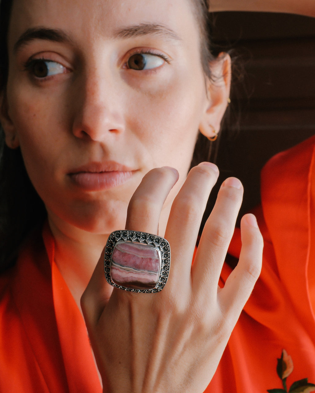 Anillo artesanal hecho a mano con plata de ley y gran cabujón de rodocrosita. Tamaño 20 Medidas 35 cm x 3´5 cm Peso 28 g Chunky silver ring with  rhodochrosite. Lula Máiz