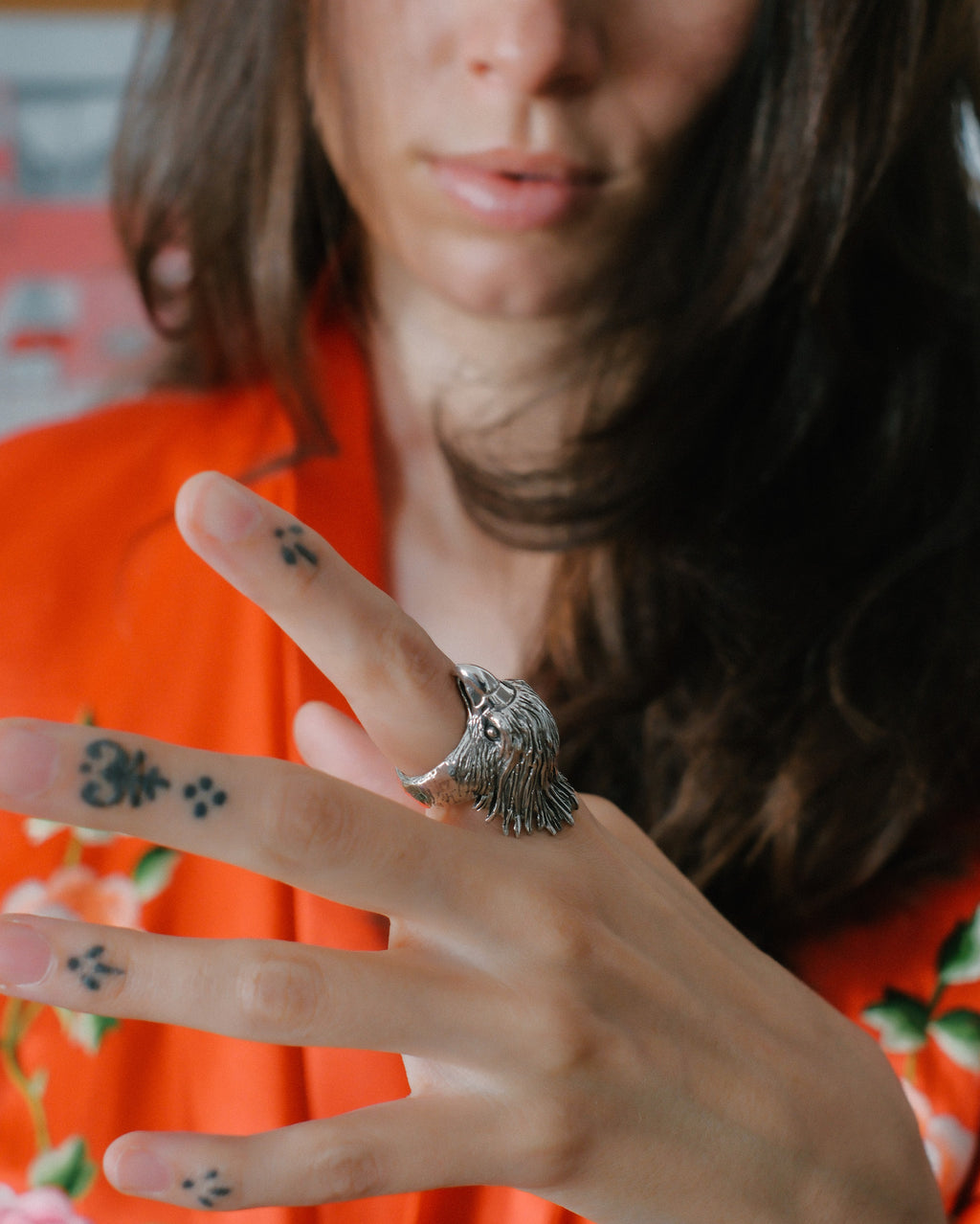 Anillo artesanal hecho a mano con plata de ley y forma de águila.  Peso 20 g. Handcrafted eagle ring. Lula Máiz