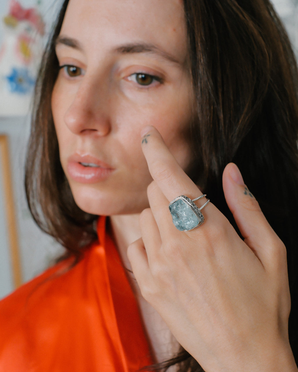 Anillo artesanal hecho a mano con plata de ley y aguamarina en bruto. Tamaño 23 Peso 10 g.Hand made silver ring with aquamarine. Lula Máiz