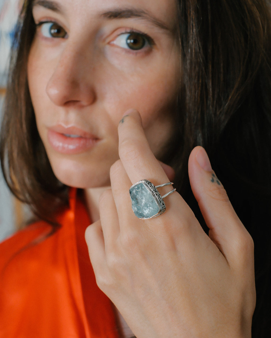 Anillo artesanal hecho a mano con plata de ley y aguamarina en bruto. Tamaño 23 Peso 10 g.Hand made silver ring with aquamarine. Lula Máiz