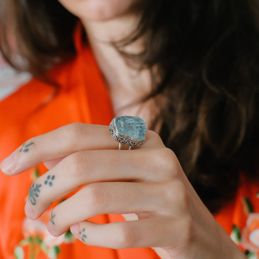 Anillo artesanal hecho a mano con plata de ley y aguamarina en bruto. Tamaño 23 Peso 10 g.Hand made silver ring with aquamarine. Lula Máiz