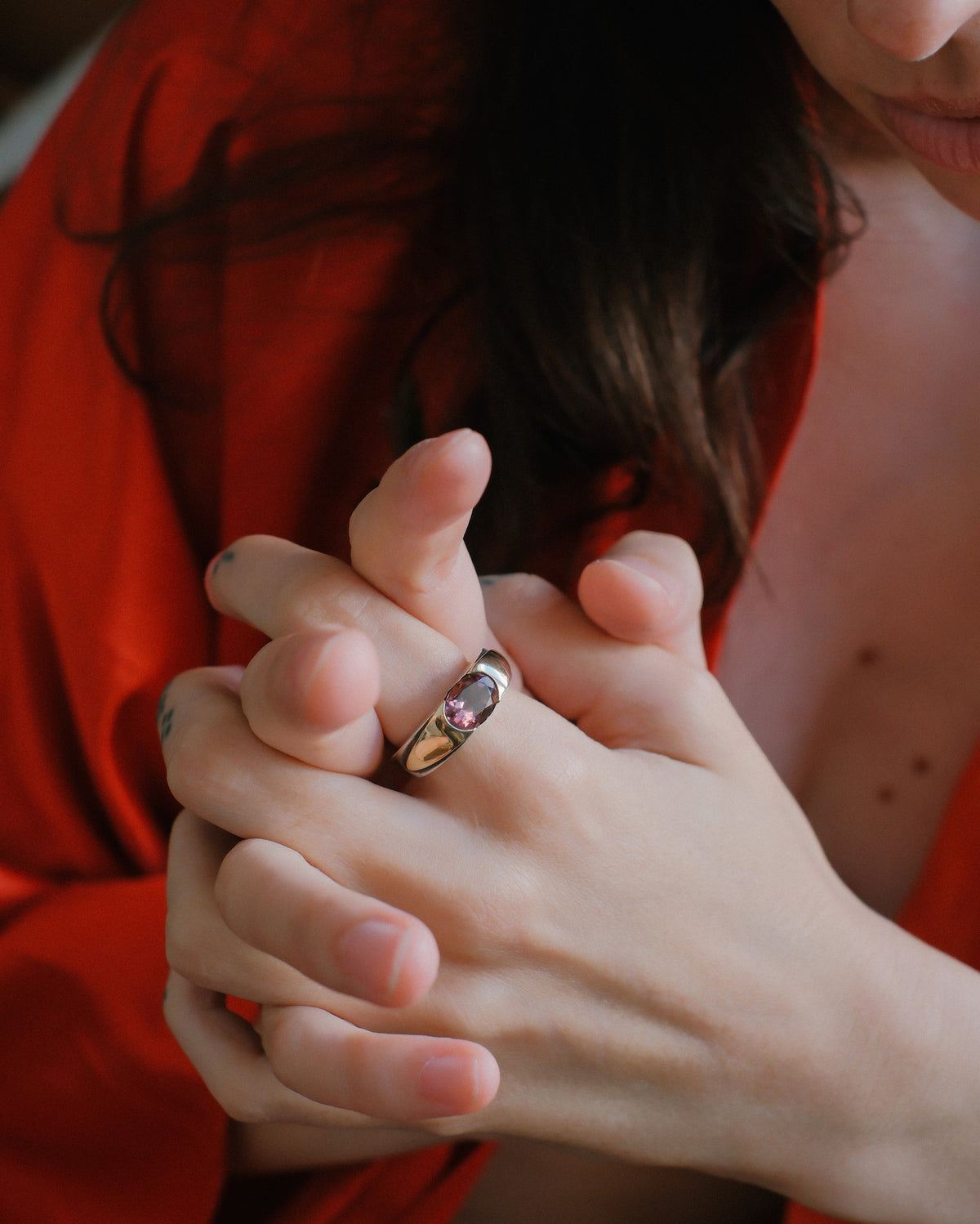 Anillo artesanal hecho a mano con plata, oro y turmalina rosa facetada. Tamaño 15 Peso 16 g. Ring hand made with silver, gold and pink tourmaline. Lula Máiz