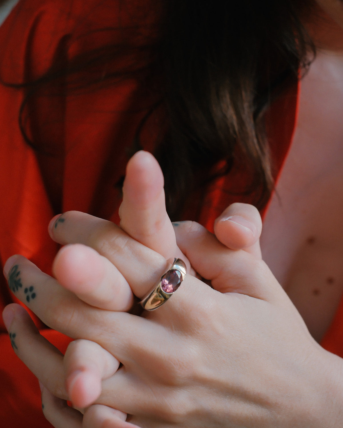 Anillo artesanal hecho a mano con plata, oro y turmalina rosa facetada. Tamaño 15 Peso 16 g. Ring hand made with silver, gold and pink tourmaline. Lula Máiz