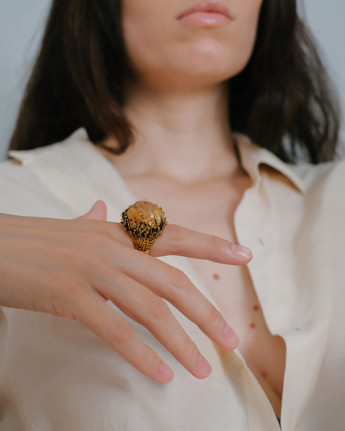 Anillo artesanal hecho a mano con plata de ley , baño de oro mateado y gran cuarzo citrino en bruto. Tamaño 15 Diametro cuarzo 2,5 cm Peso 25 g Handcrafted silver ring with citrine quartz. Lula Máiz