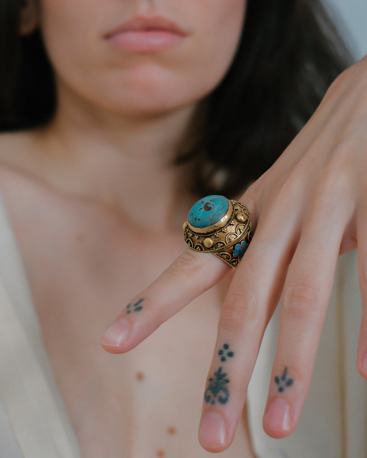 Anillo artesanal hecho a mano con aleación de plata, baño de oro mateado y sello zoomórfico en turquesa. Tamaño 20 Diámetro 3 cm Peso 23 g. Vintage afghan ring with animal seal. Lula Máiz