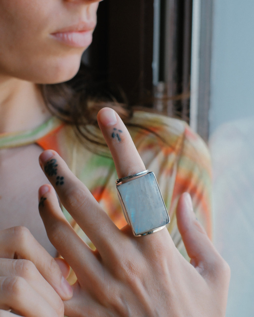 Anillo artesanal hecho a mano con plata de ley y gran espectrolita, también conocida como piedra de luna arcoíris, por sus destellos multicolores. Esta abierto por lo que se adapta a diversos tamaños. Tamaño adaptable Medidas piedra 3´5 cm x 2´5 cm Peso 26 g. Chunky silver ring with rainbow moonstone. Lula Máiz