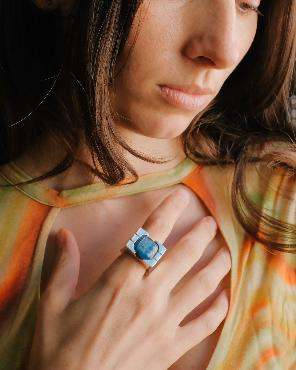 Anillo artesanal hecho a mano con plata de ley y cianita. Tamaño 17 Peso 27 g Silver ring with kyanite. Lula Máiz