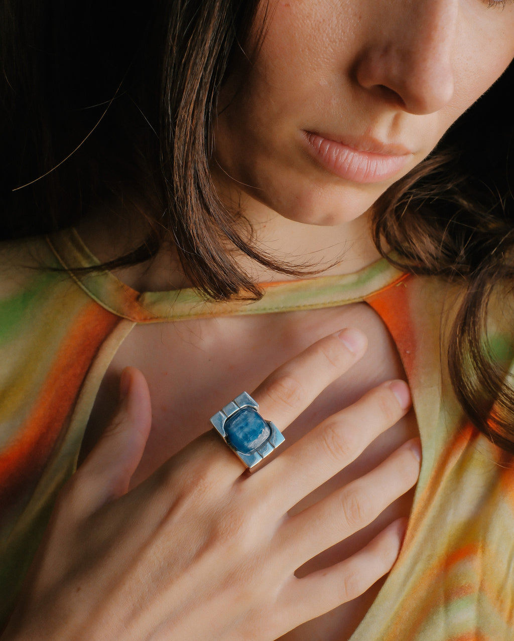 Anillo artesanal hecho a mano con plata de ley y cianita. Tamaño 17 Peso 27 g Silver ring with kyanite. Lula Máiz