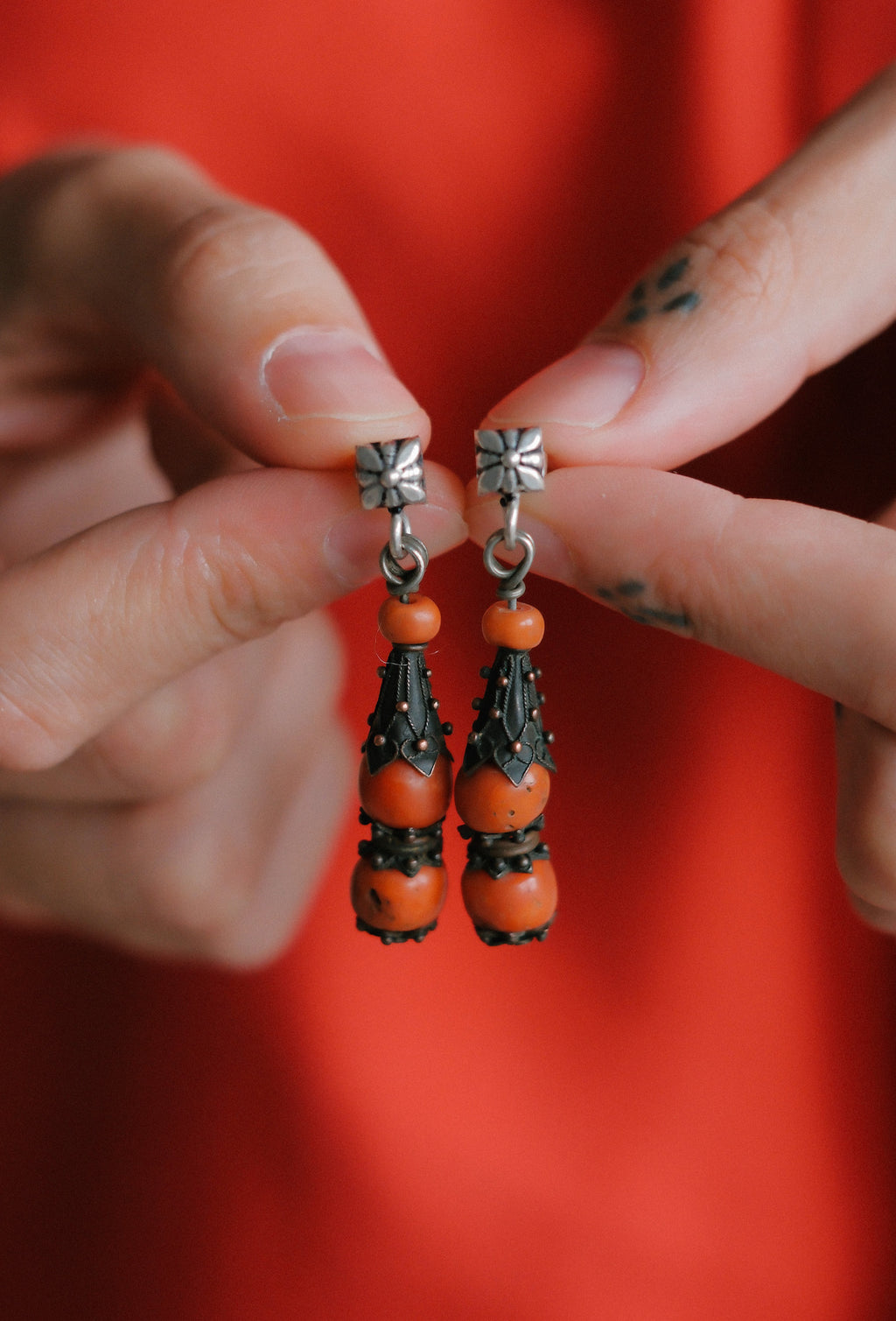 Pendientes antiguos de Mongolia hechos con plata dorada y coral.  El top es contemporáneo, hecho con plata de ley y sistema de presión con mariposa. Longitud 5 cm Peso 9 g. Old earrings from Mongolia with coral. Lula Máiz Old coral earrings from Mongolia