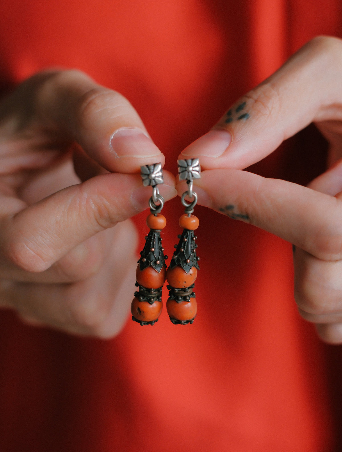 Pendientes antiguos de Mongolia hechos con plata dorada y coral.  El top es contemporáneo, hecho con plata de ley y sistema de presión con mariposa. Longitud 5 cm Peso 9 g. Old earrings from Mongolia with coral. Lula Máiz Old coral earrings from Mongolia