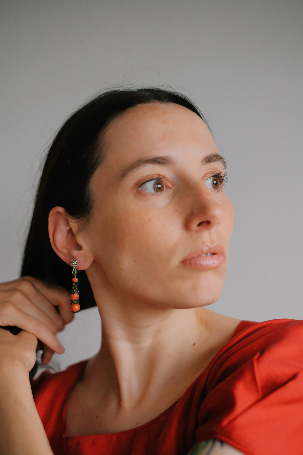 Pendientes antiguos de Mongolia hechos con plata dorada y coral.  El top es contemporáneo, hecho con plata de ley y sistema de presión con mariposa. Longitud 5 cm Peso 9 g. Old earrings from Mongolia with coral. Lula Máiz Old coral earrings from Mongolia