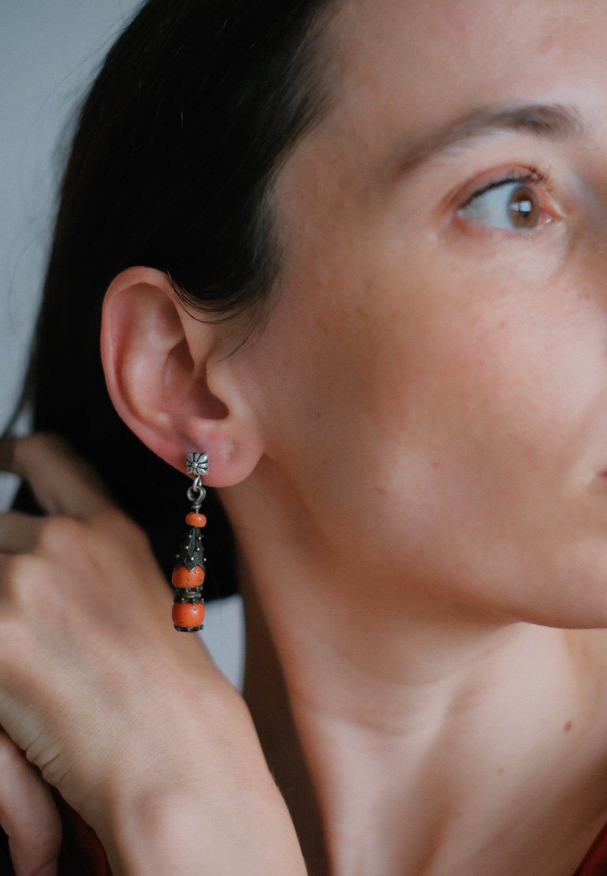 Pendientes antiguos de Mongolia hechos con plata dorada y coral.  El top es contemporáneo, hecho con plata de ley y sistema de presión con mariposa. Longitud 5 cm Peso 9 g. Old earrings from Mongolia with coral. Lula Máiz Old coral earrings from Mongolia