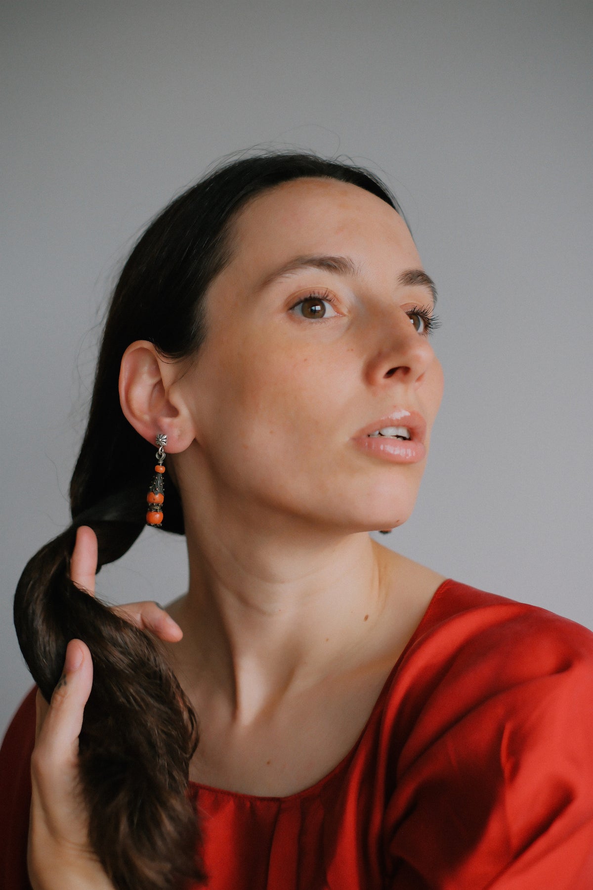 Pendientes antiguos de Mongolia hechos con plata dorada y coral.  El top es contemporáneo, hecho con plata de ley y sistema de presión con mariposa. Longitud 5 cm Peso 9 g. Old earrings from Mongolia with coral. Lula Máiz Old coral earrings from Mongolia