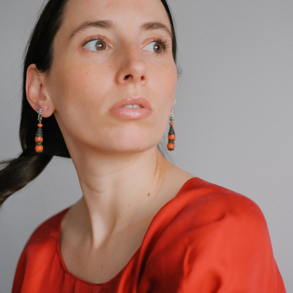 Pendientes antiguos de Mongolia hechos con plata dorada y coral.  El top es contemporáneo, hecho con plata de ley y sistema de presión con mariposa. Longitud 5 cm Peso 9 g. Old earrings from Mongolia with coral. Lula Máiz Old coral earrings from Mongolia