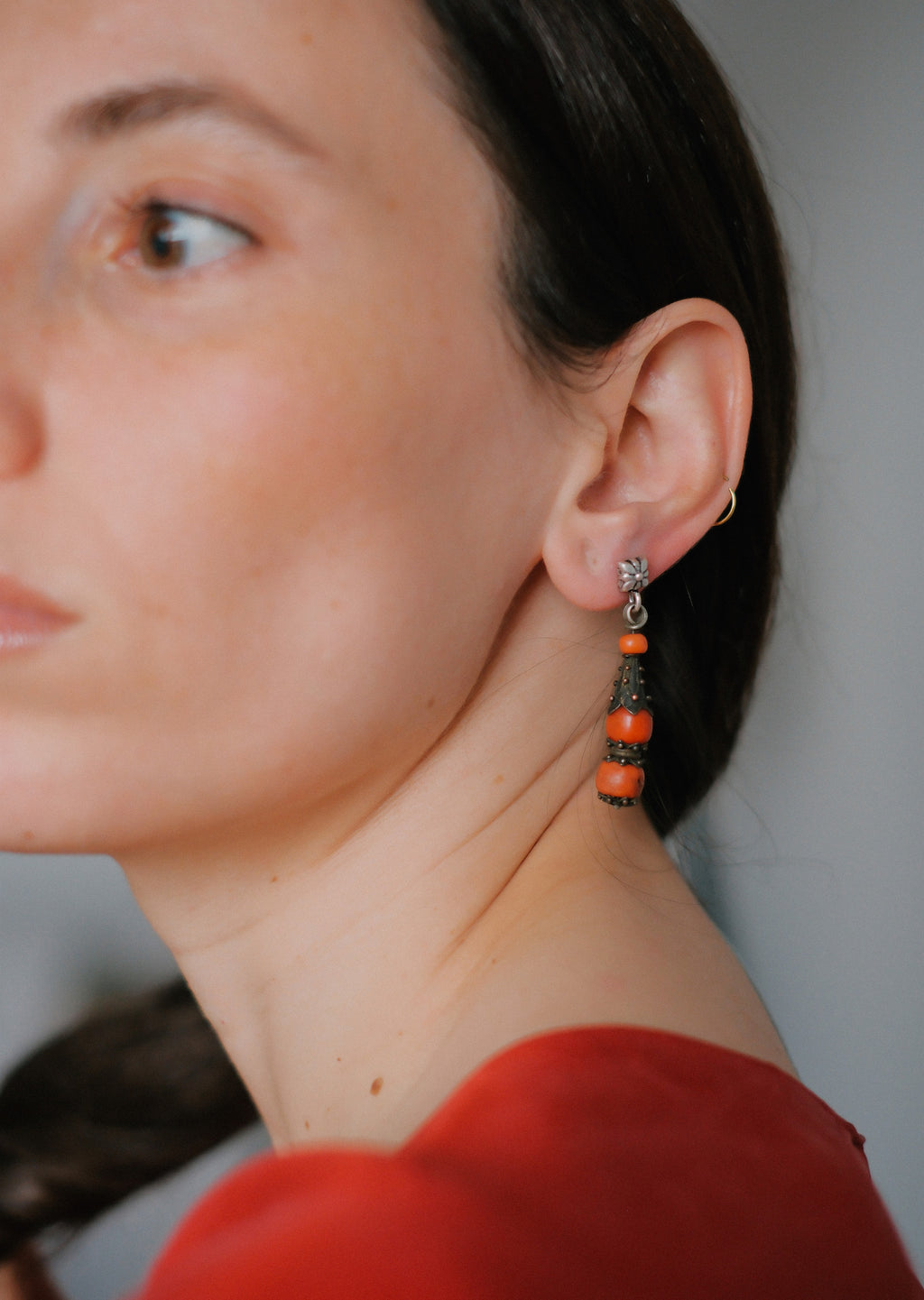 Pendientes antiguos de Mongolia hechos con plata dorada y coral.  El top es contemporáneo, hecho con plata de ley y sistema de presión con mariposa. Longitud 5 cm Peso 9 g. Old earrings from Mongolia with coral. Lula Máiz Old coral earrings from Mongolia