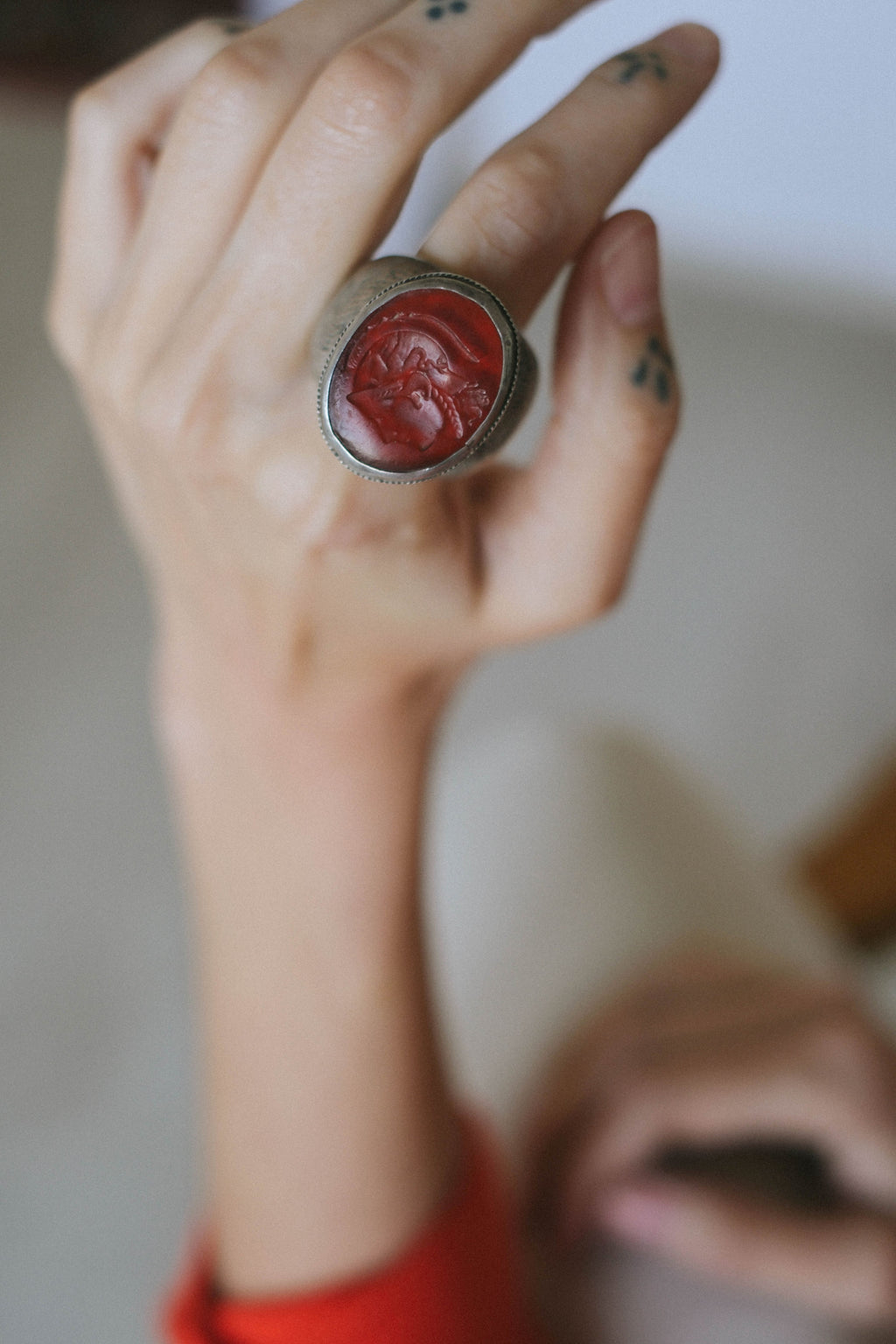 Anillo artesanal hecho a mano con plata y ágata carneola . Tamaño 24 Peso 64 g.  Ethnic rings. Rings from Afhanistan. Signet rings. Lula Máiz
