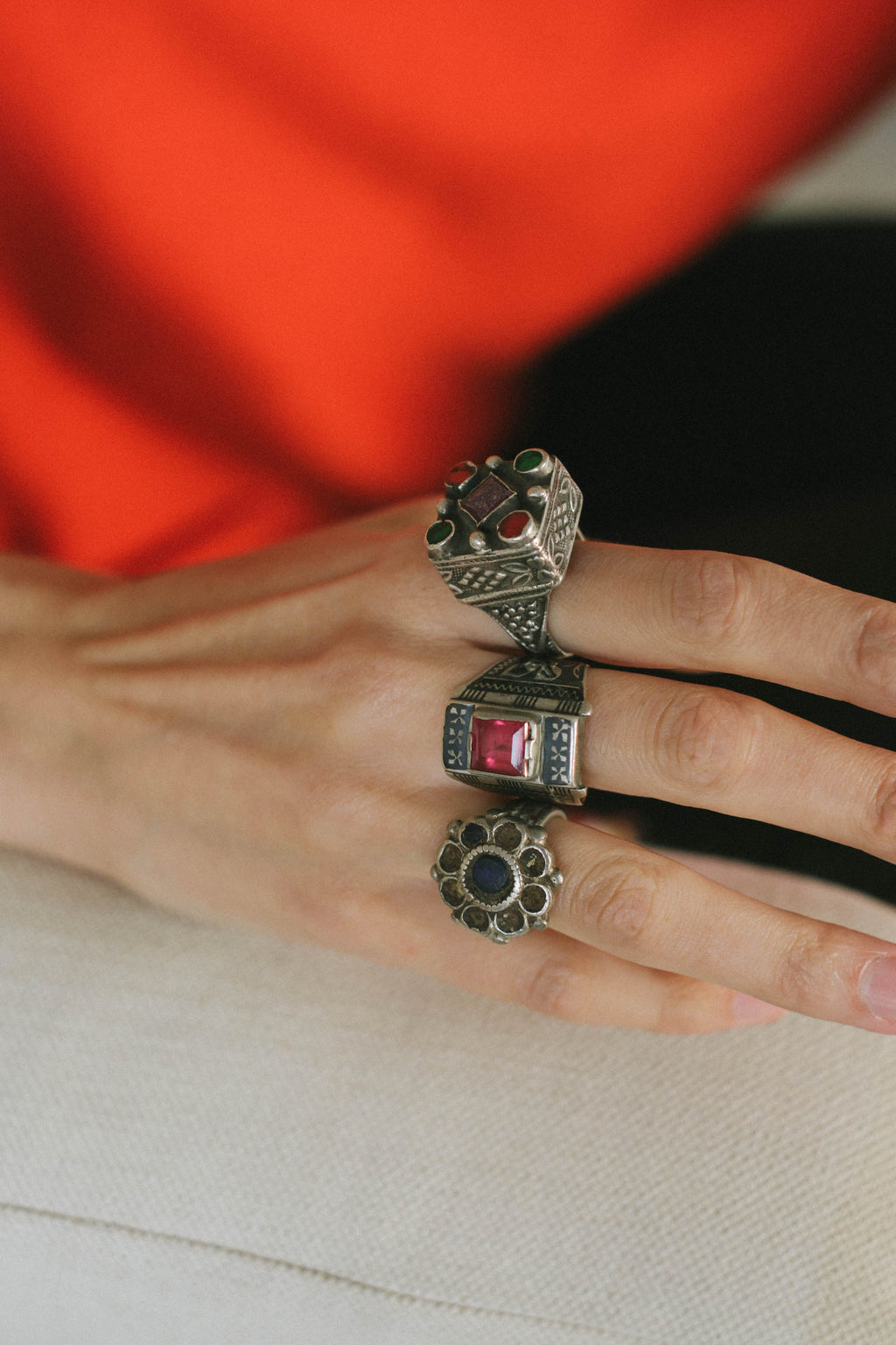 Anillo antiguo de Paquistán hecho a mano con plata, esmalte y vidrio. Tamaño 21 Peso 13 g. Old silver rings. Enamel old rings. Ethnic jewellery. Joyas étnicas. Lula Máiz