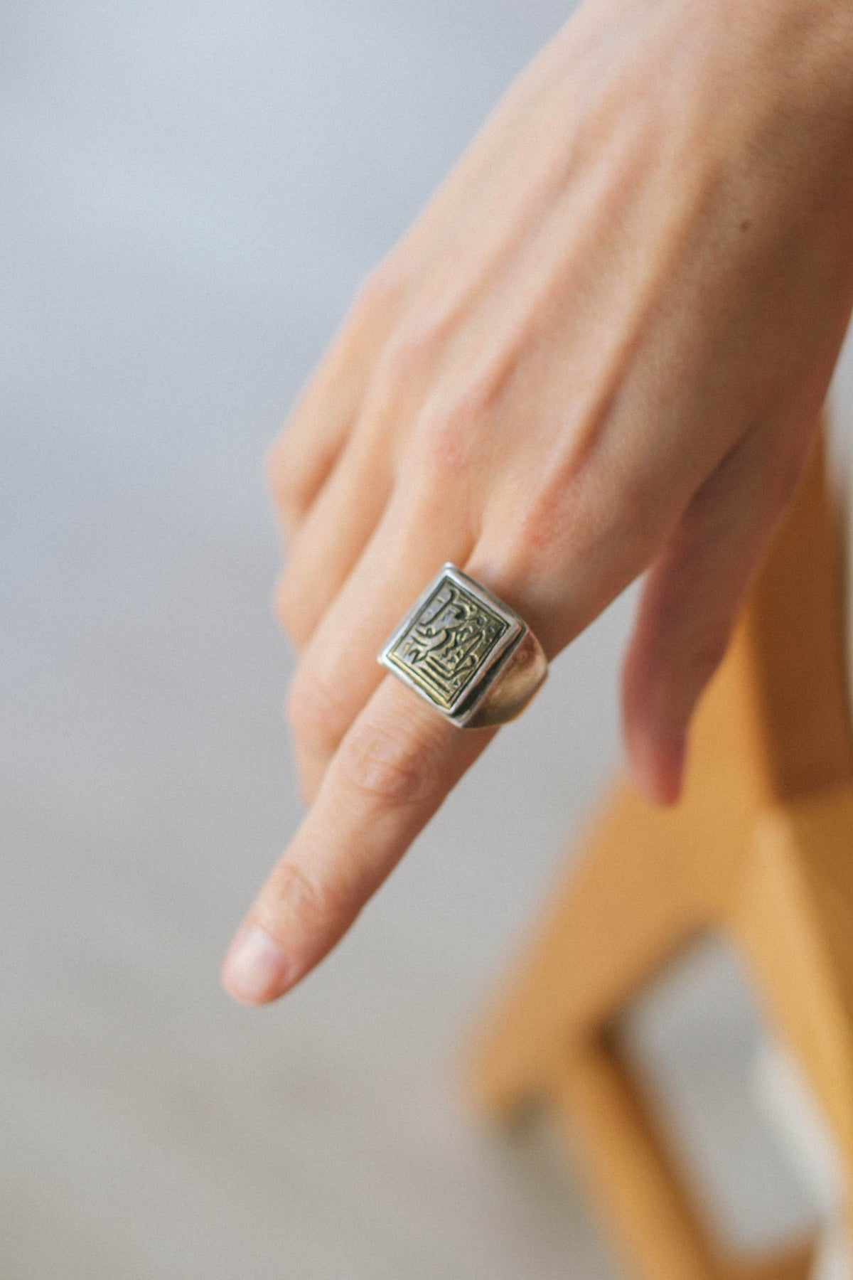 Anillo antiguo de Irán hecho con plata y sello de metal. Tamaño 17 Peso 25 g. Old siilver ring from Iran. Old signet ring. Lula Máiz