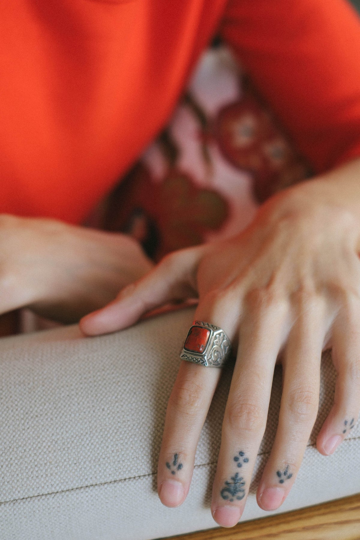 Anillo antiguo de Irán hecho artesanalmente con plata, coral y decoración floral. Tamaño 19 Peso 11 g. Old silver ring with coral. Old ring from Iran. Lula Máiz