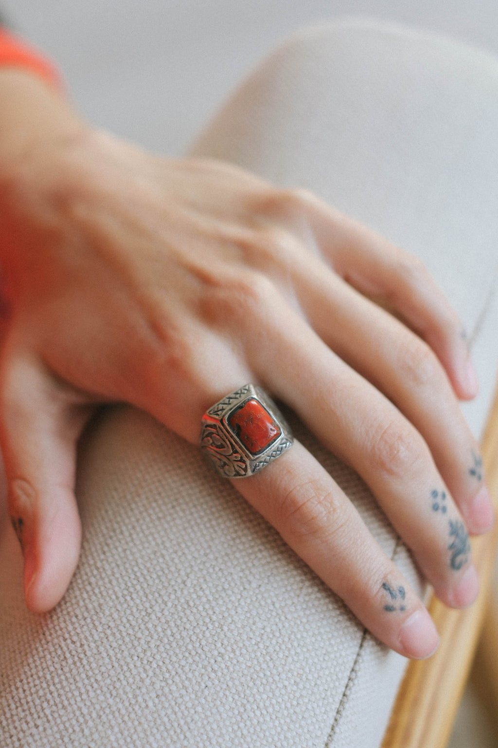 Anillo antiguo de Irán hecho artesanalmente con plata, coral y decoración floral. Tamaño 19 Peso 11 g. Old silver ring with coral. Old ring from Iran. Lula Máiz