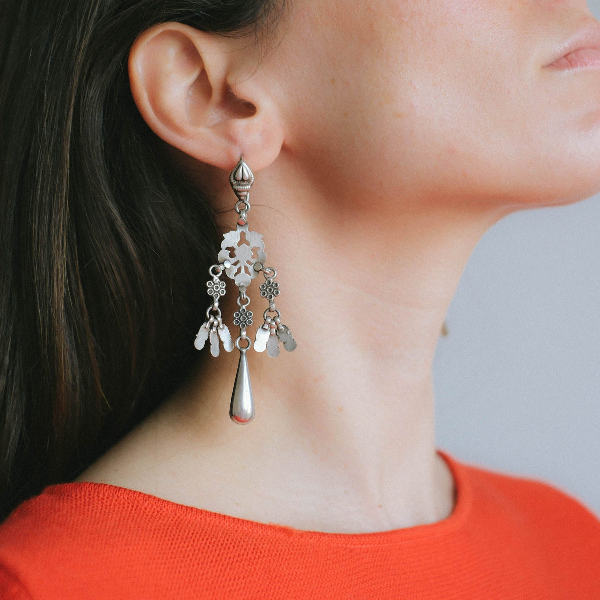 Pendientes artesanales hechos a mano con plata. Longitud 9 cm. Peso 18 g. Hand made silver earrings. Ethnic silver earrings. Lula Máiz
