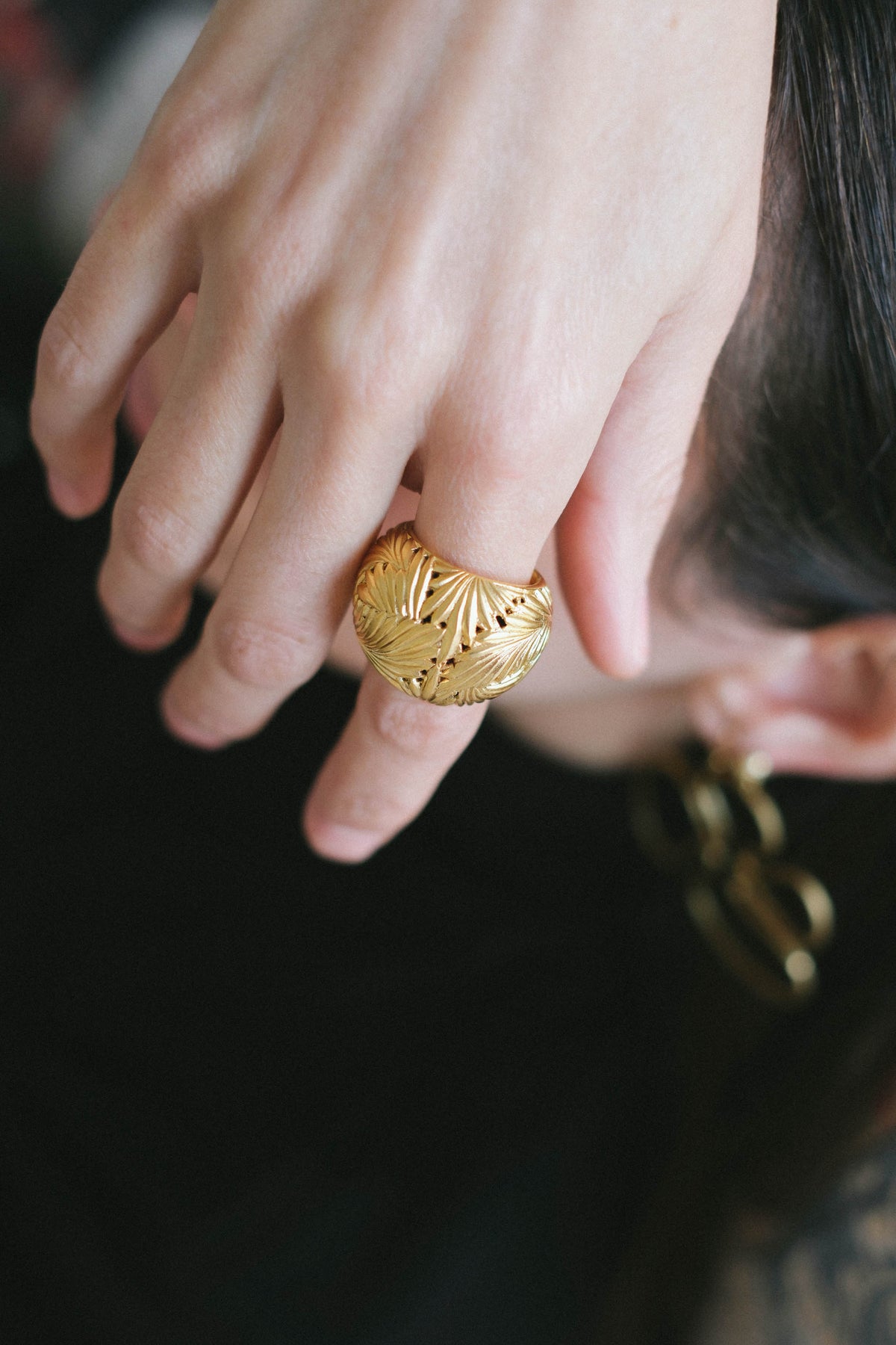 Anillo artesanal hecho a mano con plata de ley , baño de oro mateado y decoración vegetal. Tamaño 15 Peso 18 g. Hand made silver ring. Lula Máiz