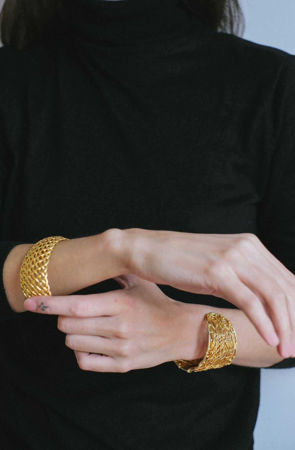 Pulsera artesanal hecha a mano con plata de ley y baño de oro mateado. Ancho 3 cm. Tamaño ajustable. Peso 51 g. Gold plated silver bracelet. Lula Máiz