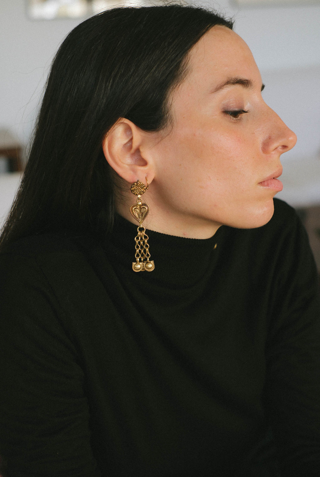 Pendientes étnicos artesanales hechos a mano con plata y baño de oro mateado. Longitud 8 cm. Peso 17 g. Ethnic silver earrings. Peacock earrings. Lula Máiz