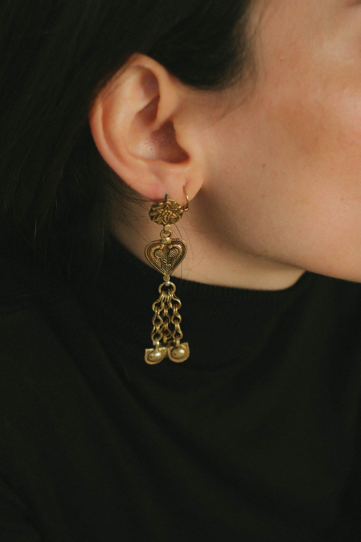 Pendientes étnicos artesanales hechos a mano con plata y baño de oro mateado. Longitud 8 cm. Peso 17 g. Ethnic silver earrings. Peacock earrings. Lula Máiz