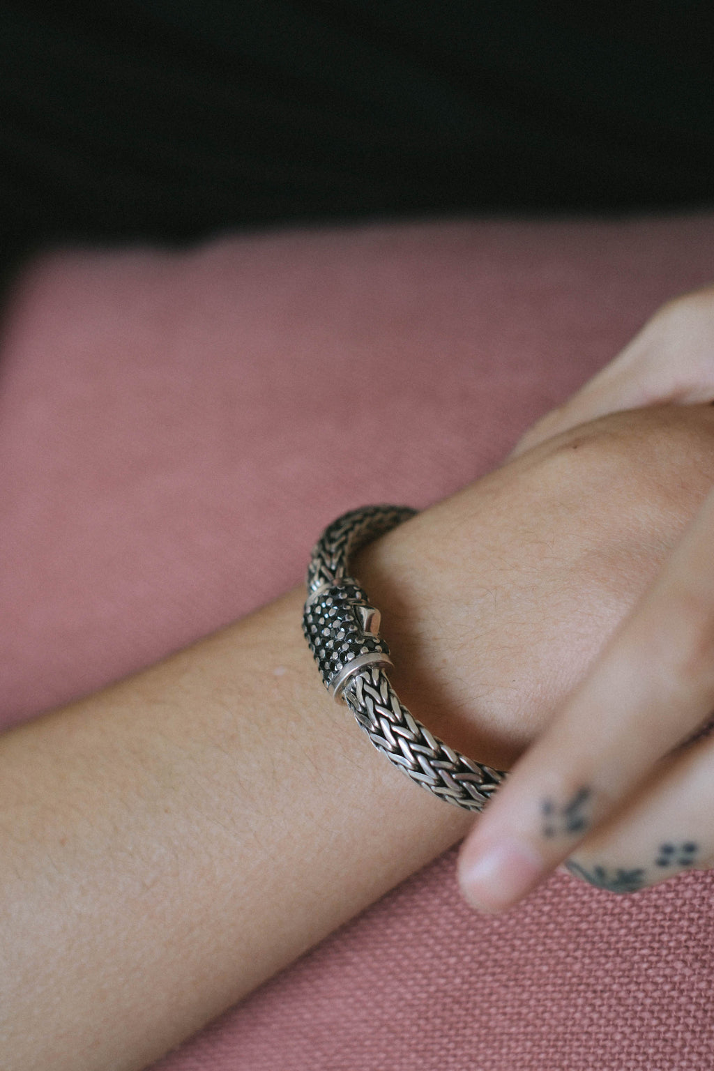 Pulsera artesanal hecha a mano con plata de ley y cierre de caja con hematites. Longitud 18´5 cm Peso  61 g. Snake bracelet. Lula Máiz