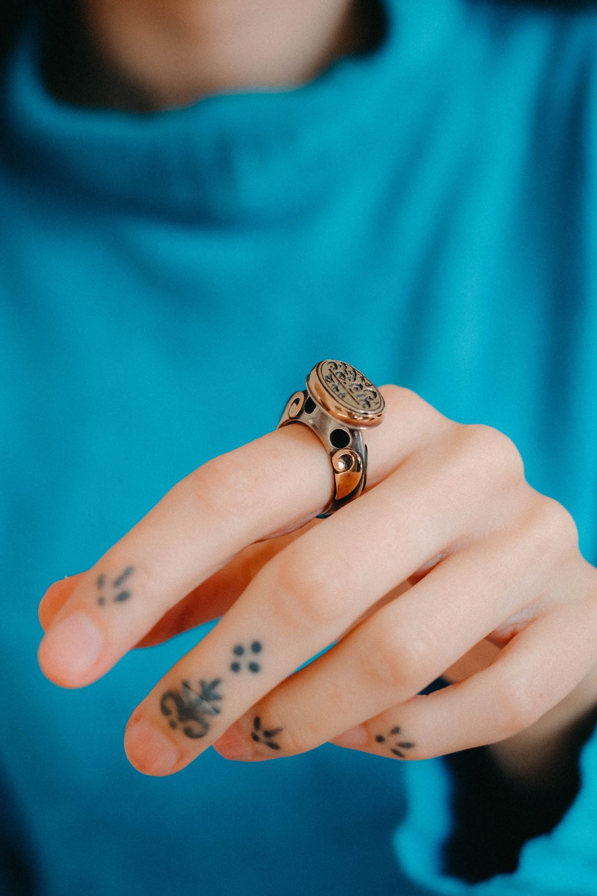 Anillo artesanal hecho a mano con plata de ley, oro y sello antiguo de Irán. Tamaño 17  Peso 20 g. Silver ring from Iran. Signet ring from Iran. Lula Máiz