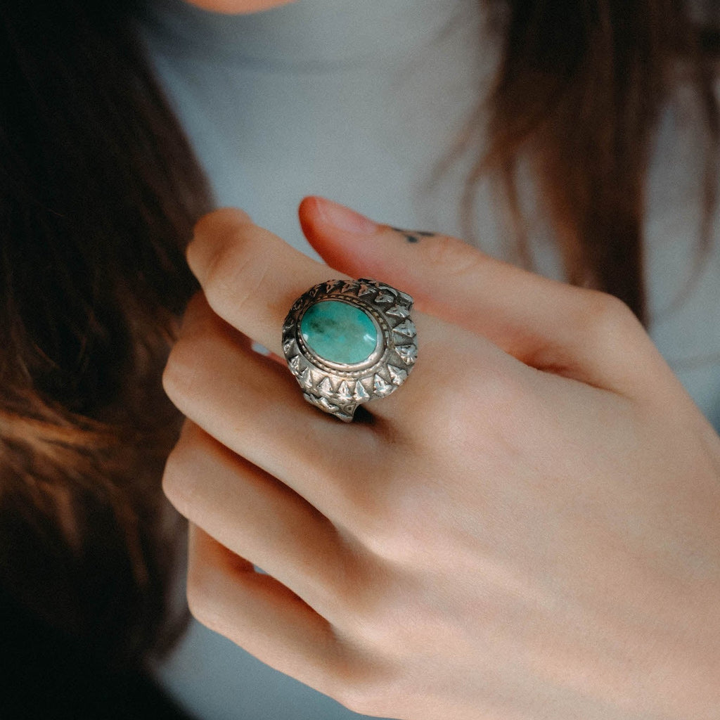 Anillo artesanal hecho a mano con plata y cabujón de turquesa. Tamaño 23 Peso 19 g. Afghani ring with turquoise. Lula Máiz