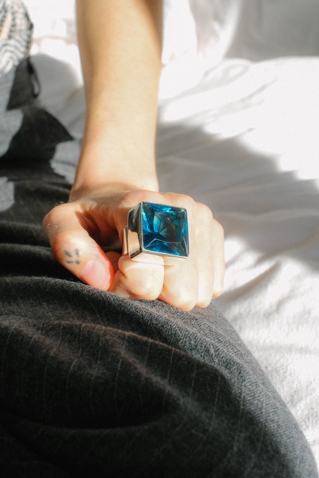 Anillo artesanal hecho a mano con plata de ley y obsidiana azul. Tamaño 20 Peso 29 g. XL silver rings. Lula Má
