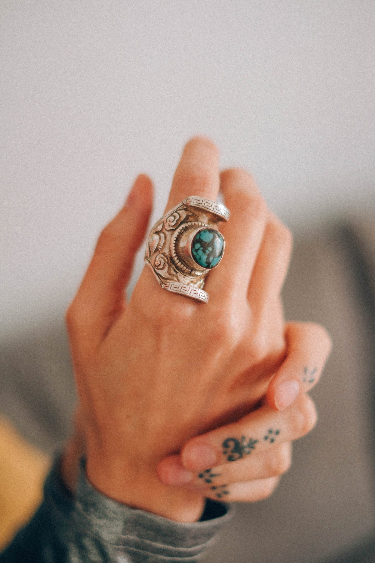 Anillo artesanal hecho a mano con plata de ley y turmalinas de colores. Tamaño 12 Peso 25 g. XL silver ring. Ring with tourmaline. Lula Máiz