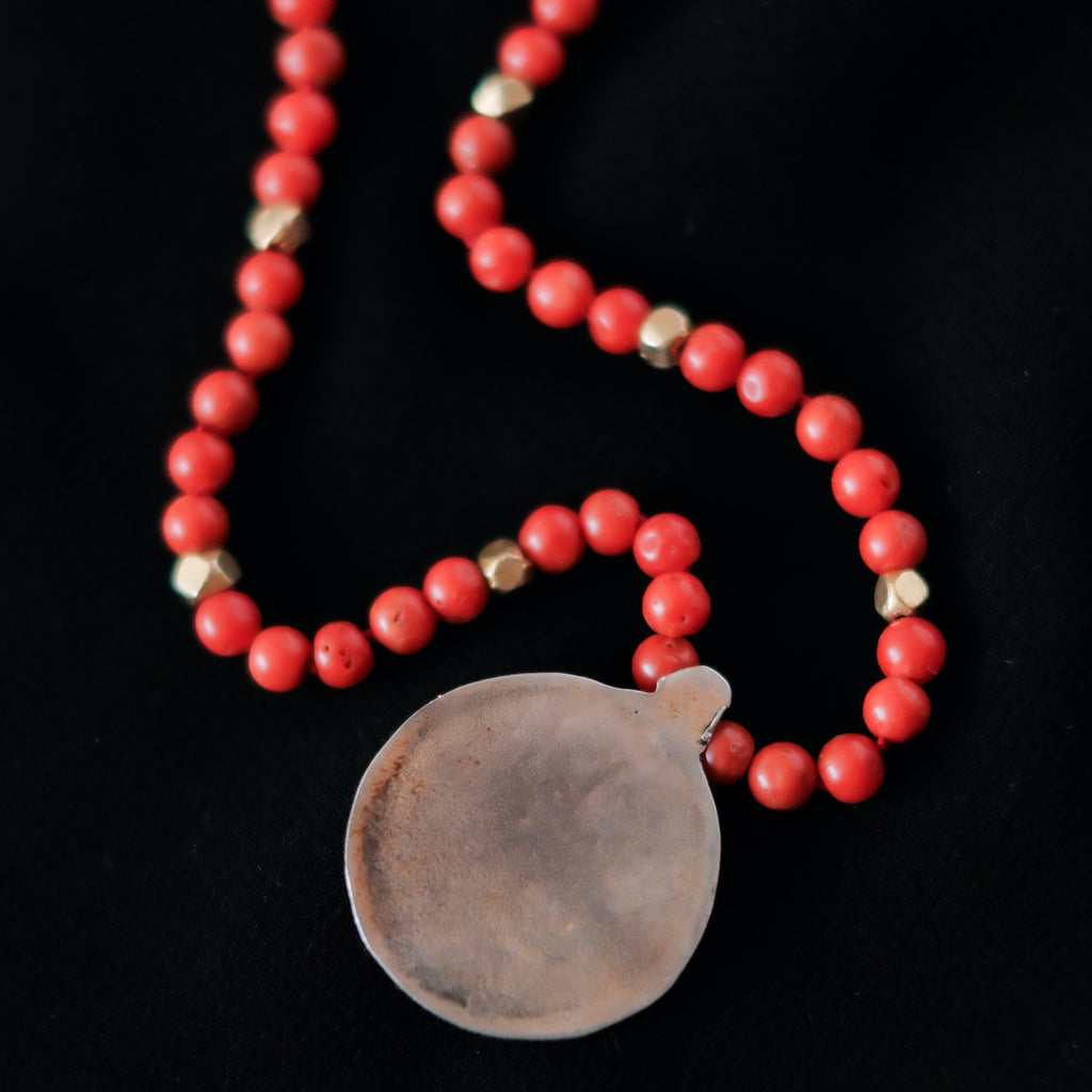 Collar con granates, cuentas de plata dorada y colgante antiguo de plata dorada . El cierre es contemporáneo, también de plata dorada. Pieza única, diseño de Lula Máiz.