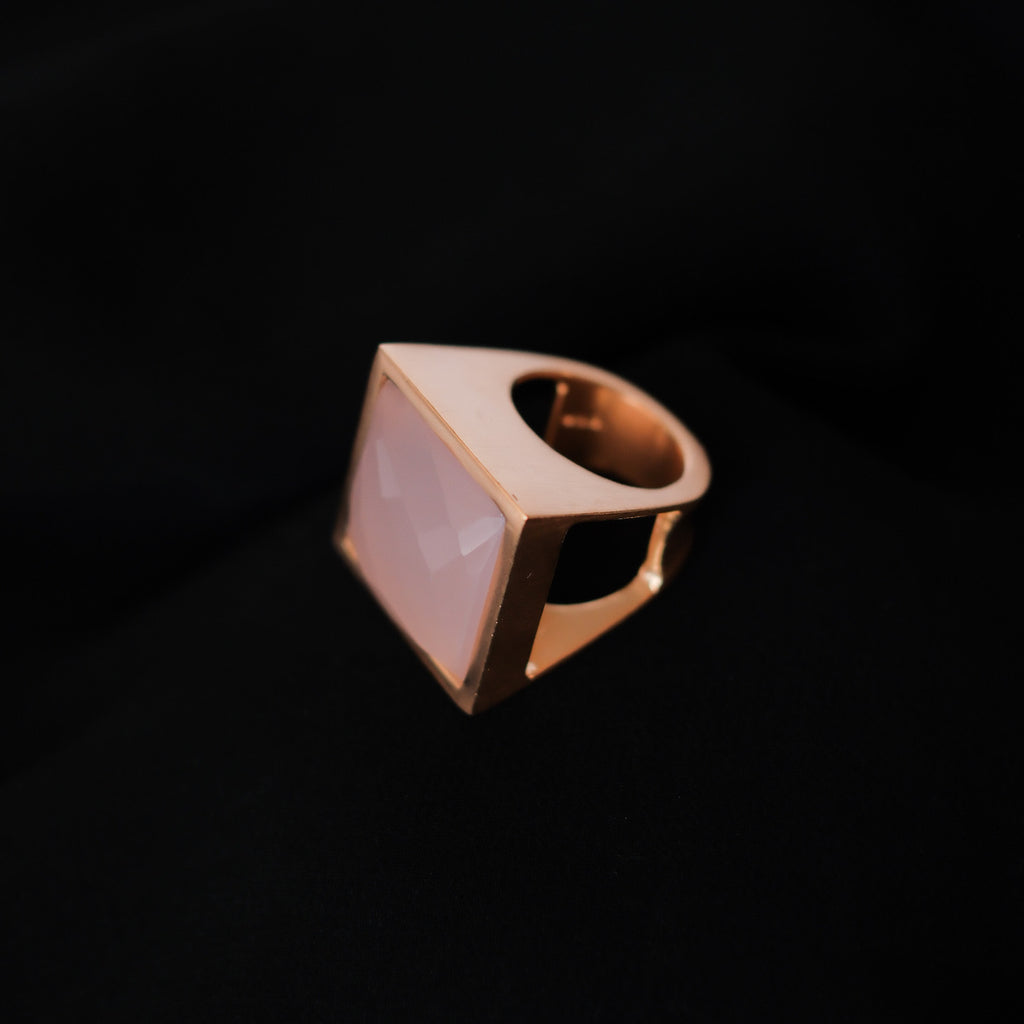 Anillo artesanal, de diseño contemporáneo , hecho a mano con plata de ley, baño de oro mateado y cuarzo rosa facetado. Tamaño 18 Medidas cuadrado 25 mm x 25 mm Peso 30 g. Square ring hand made with sterling silver gold plated with matte finish. Lula Máiz