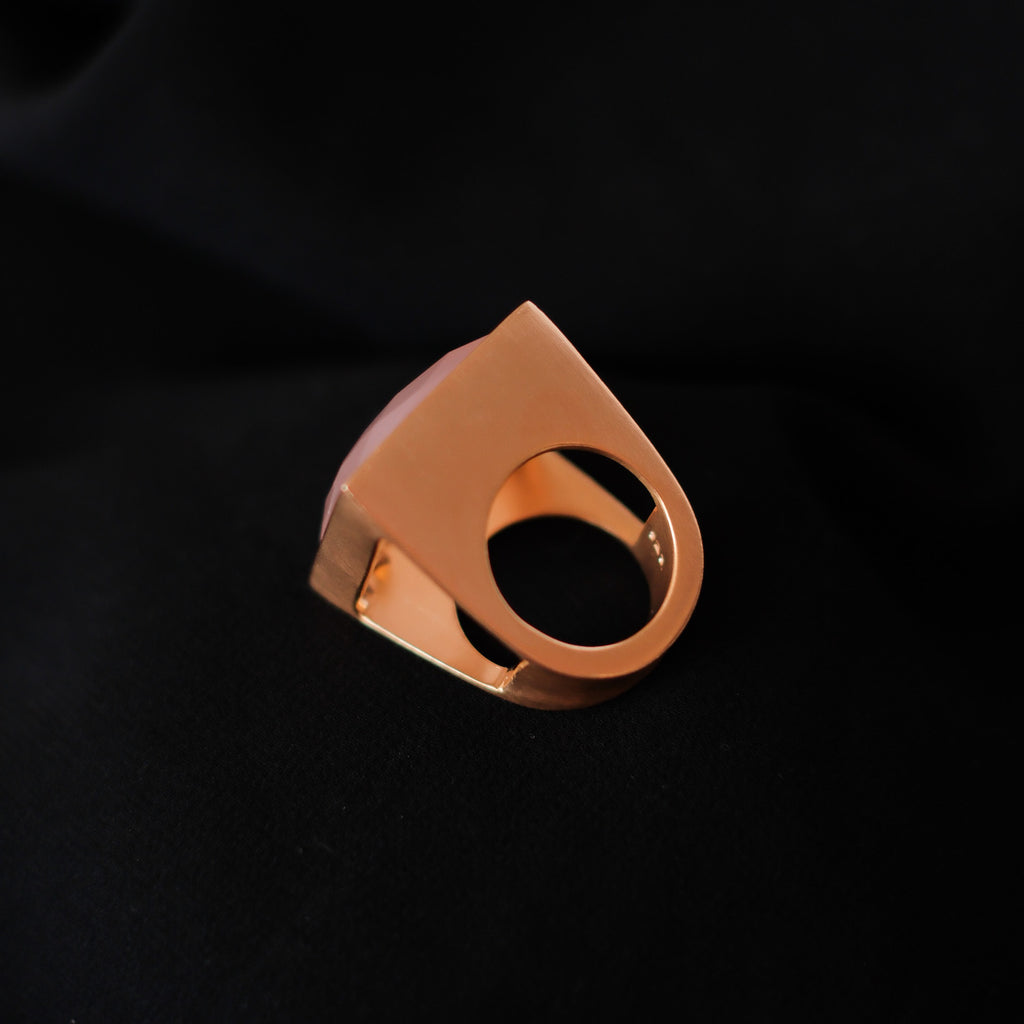 Anillo artesanal, de diseño contemporáneo , hecho a mano con plata de ley, baño de oro mateado y cuarzo rosa facetado. Tamaño 18 Medidas cuadrado 25 mm x 25 mm Peso 30 g. Square ring hand made with sterling silver gold plated with matte finish. Lula Máiz