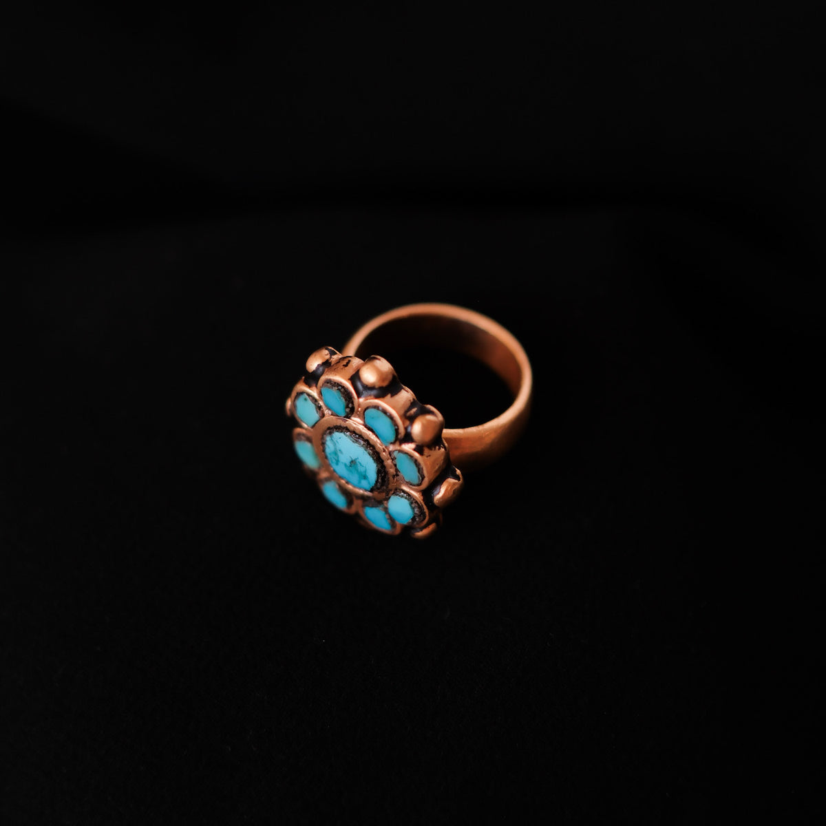 Anillo antiguo de Paquistán hecho a mano con plata , baño de oro mateado y 9 turquesas. Tamaño 11 Peso 10 g. Old ring from Pakistan with turquoise. Lula Máiz