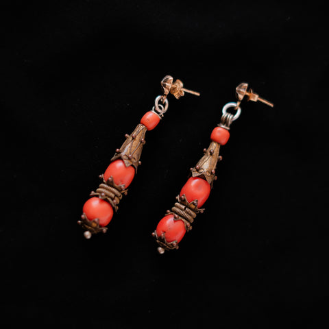 Pendientes antiguos de Mongolia hechos a mano con plata dorada y corales. El top es contemporáneo de plata de ley dorada con sistema de presión con mariposa. Longitud 6´5 cm Peso 13´5 g Old coral earrings from Mongolia. Lula Máiz